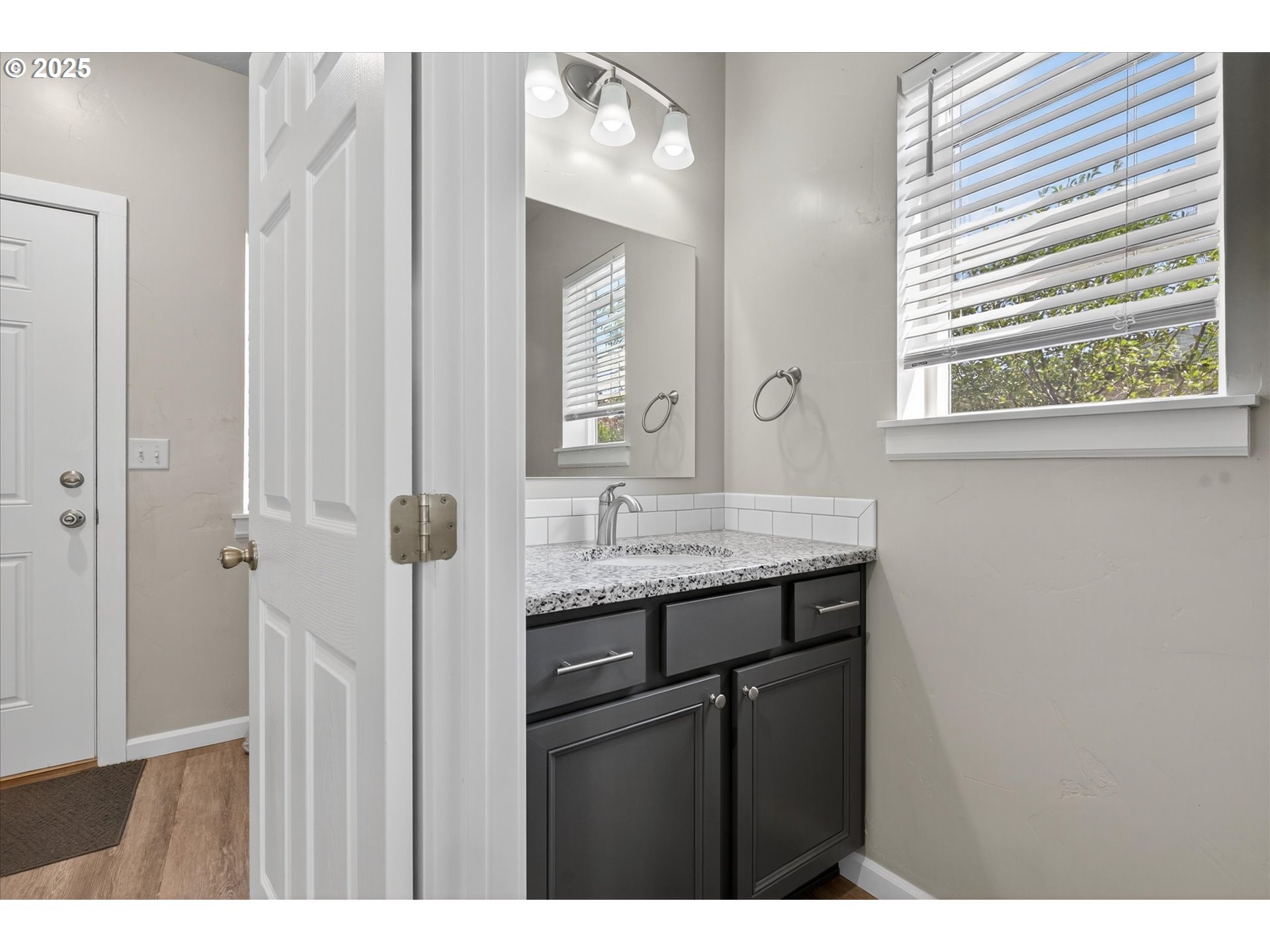 565 Baker St Property Photo 10