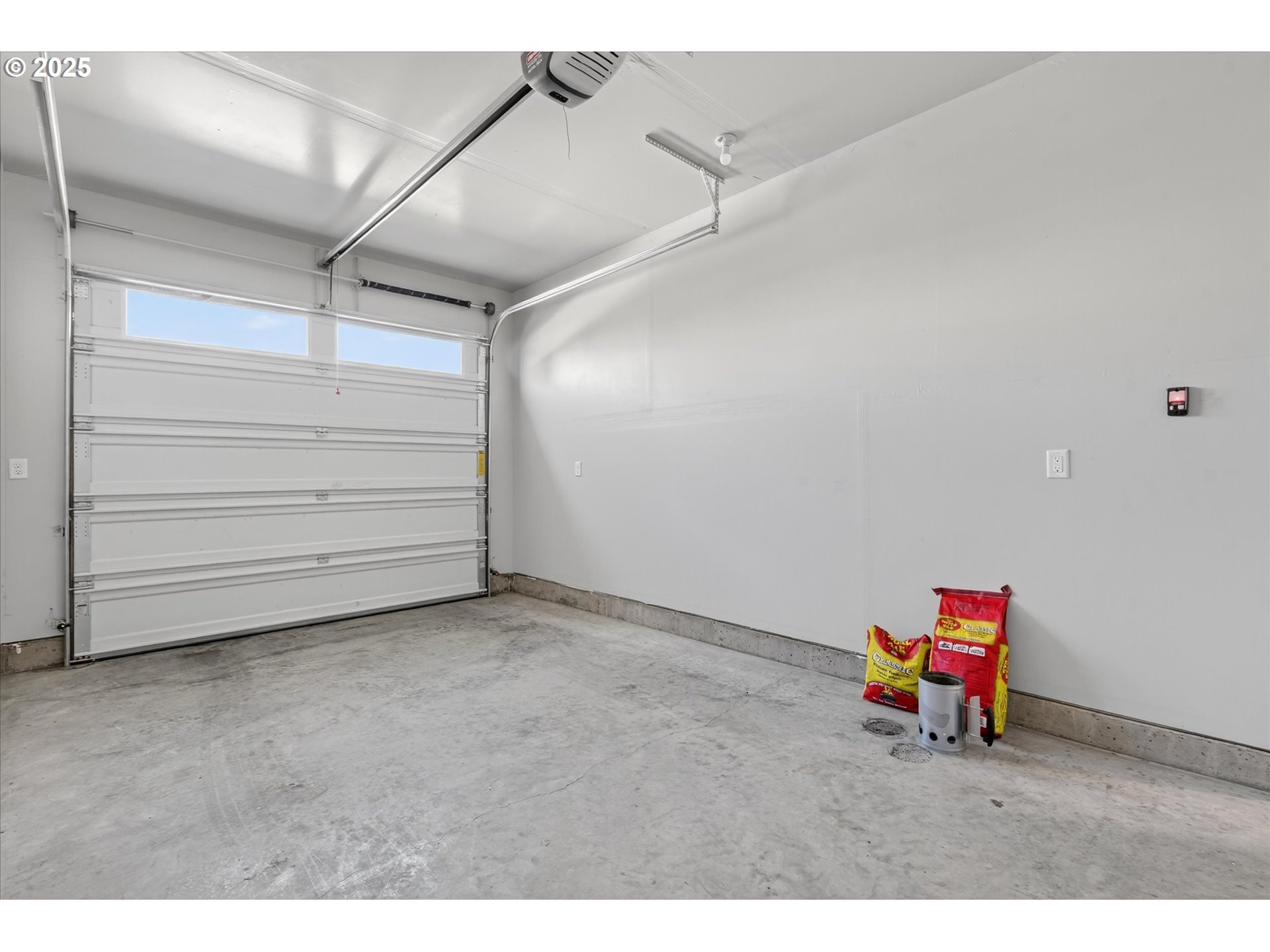 565 Baker St Property Photo 11