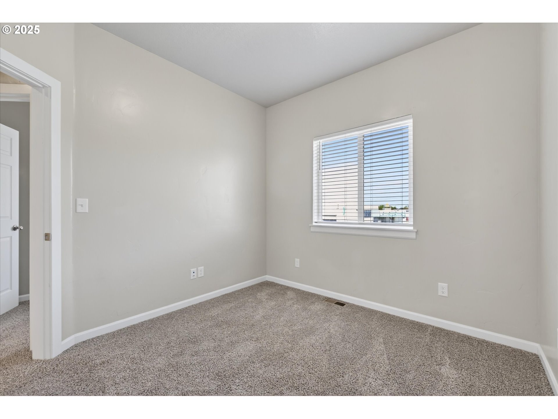 565 Baker St Property Photo 23