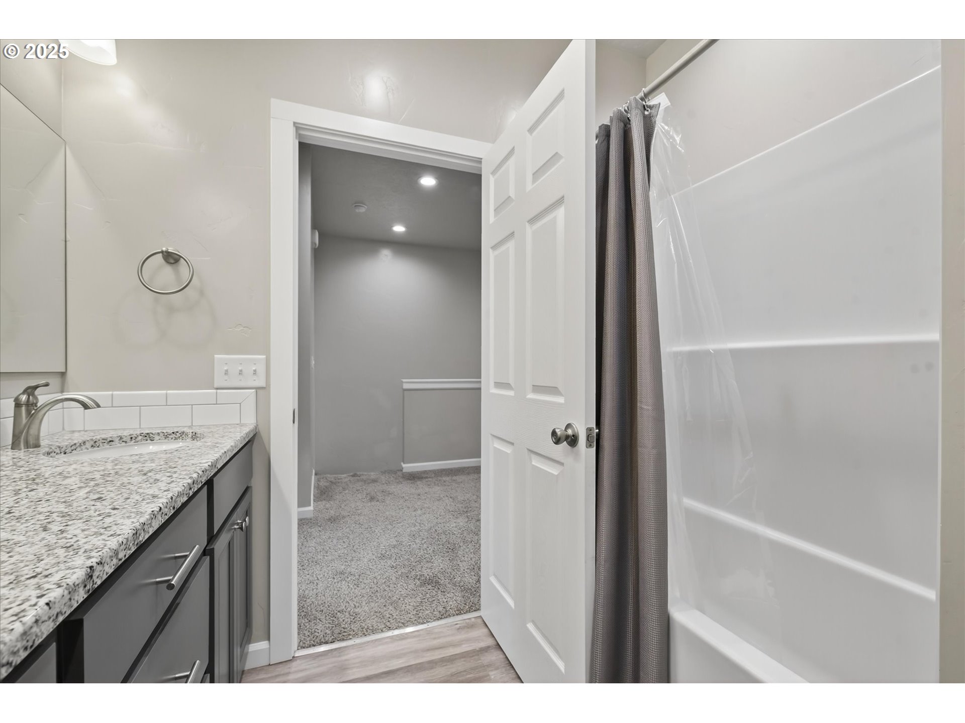565 Baker St Property Photo 27