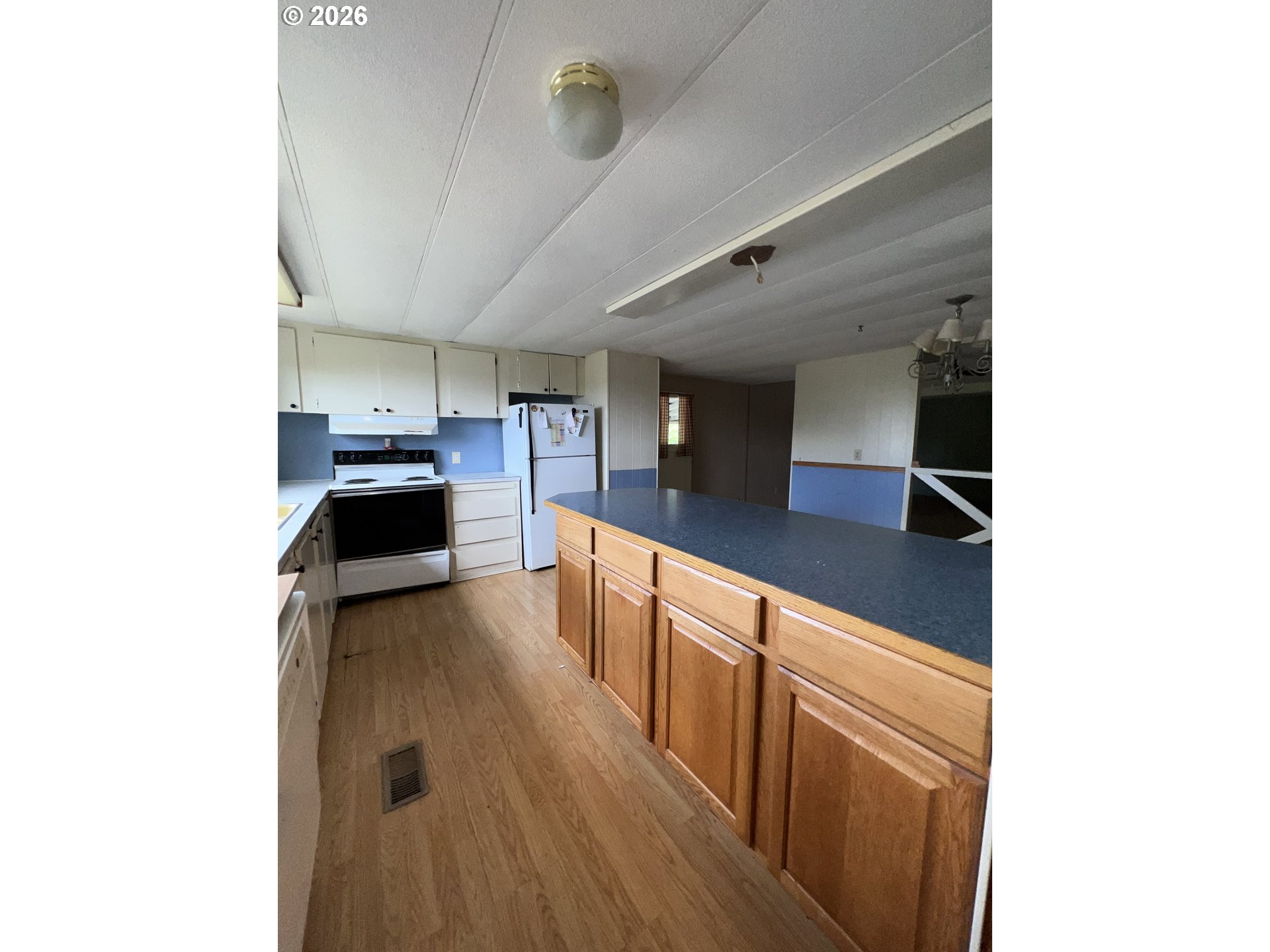 325 W 1st St Property Photo 9