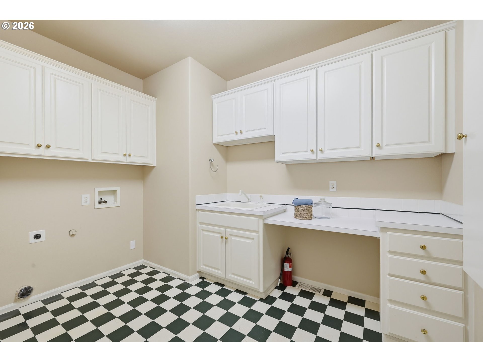 3325 Park Hills Dr Property Photo 15