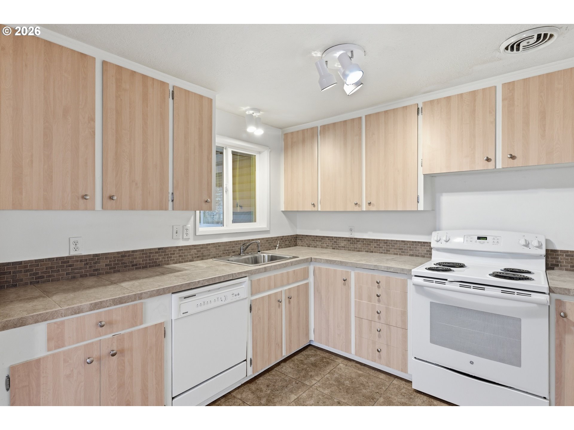 1390 Astor Way Property Photo 12