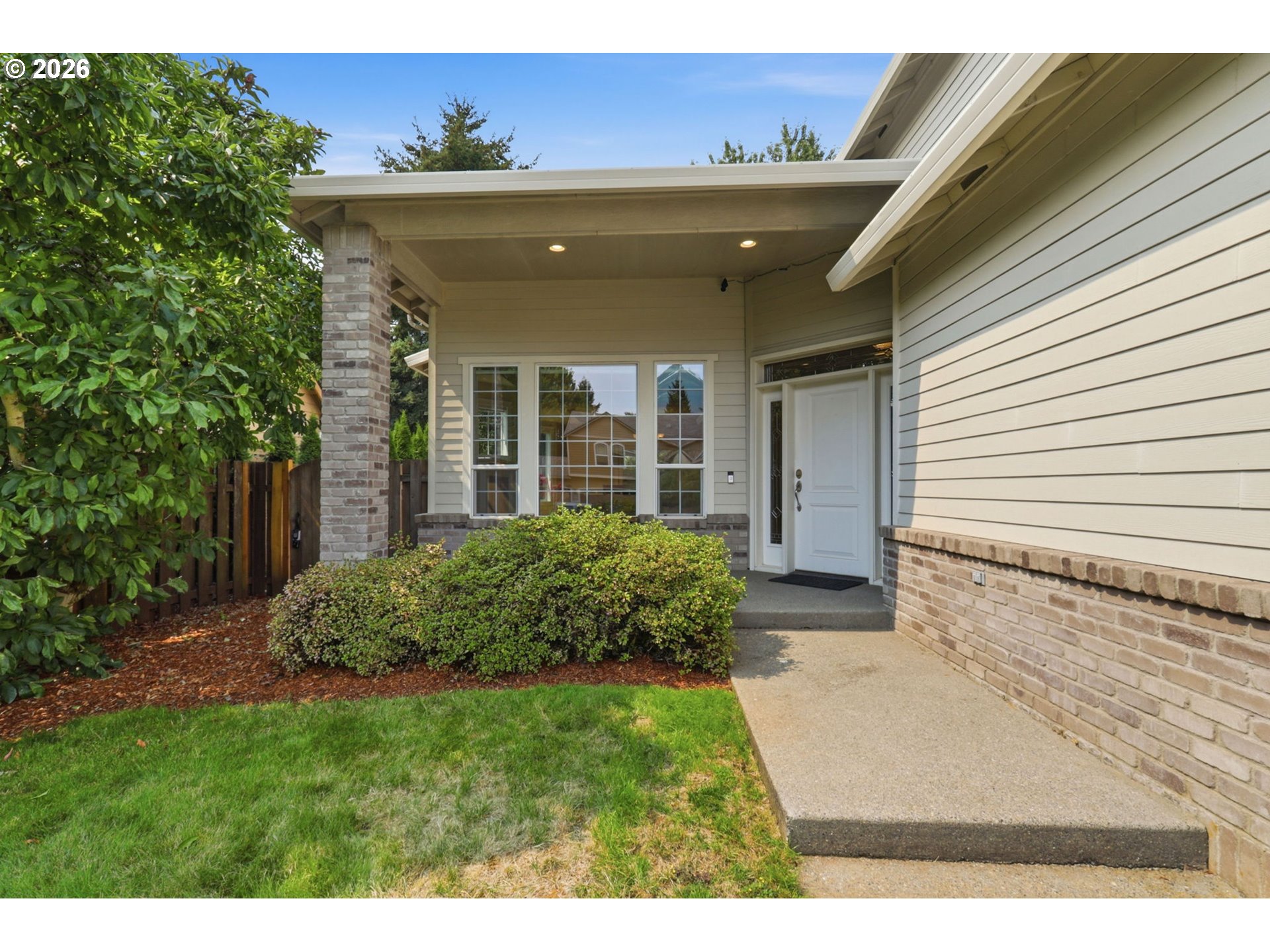 516 Se 200th Pl Property Photo 2