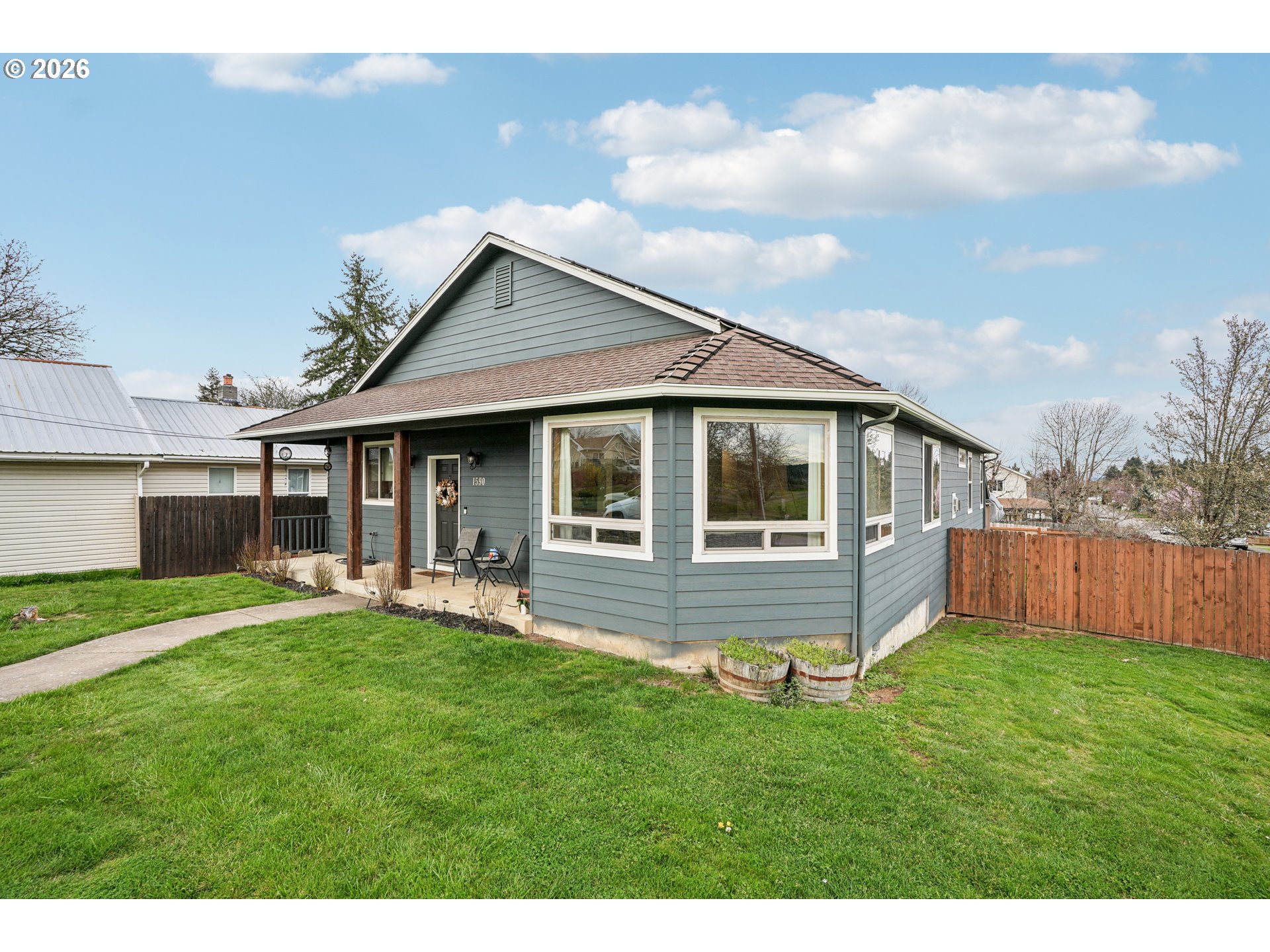 1590 Sw Hill St Property Photo 2