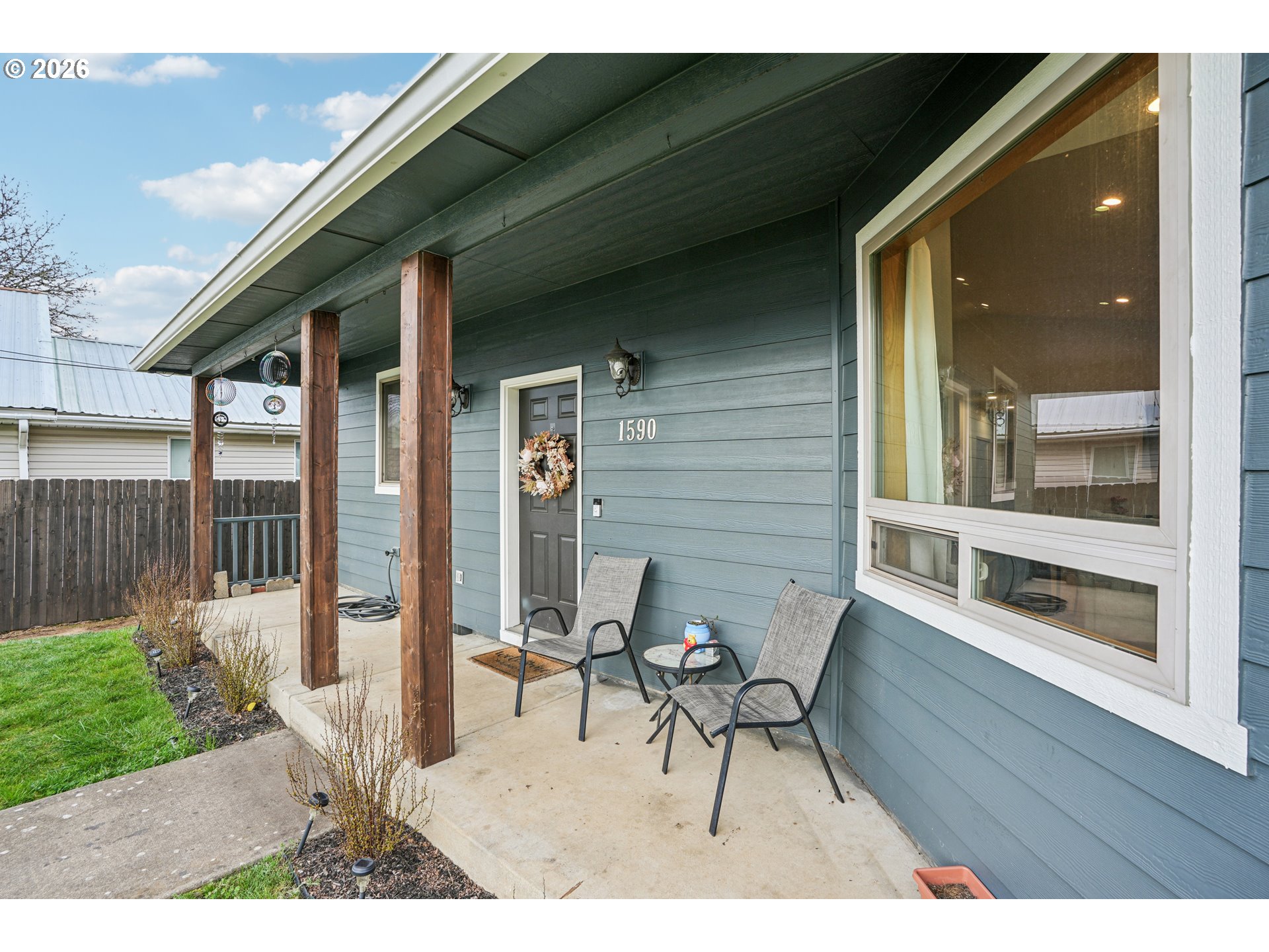 1590 Sw Hill St Property Photo 3