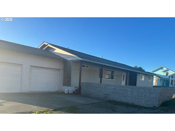 711 1st St Property Photo 1
