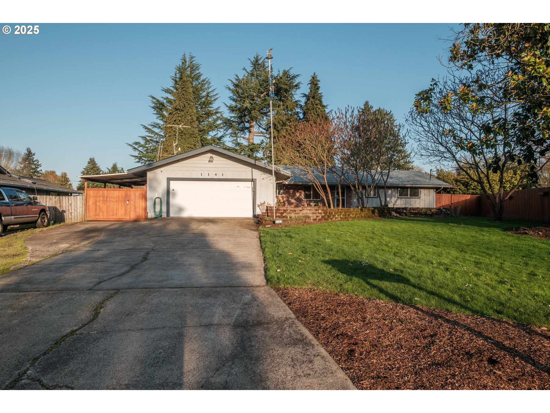 1141 Ne Springwood Dr Property Photo 1
