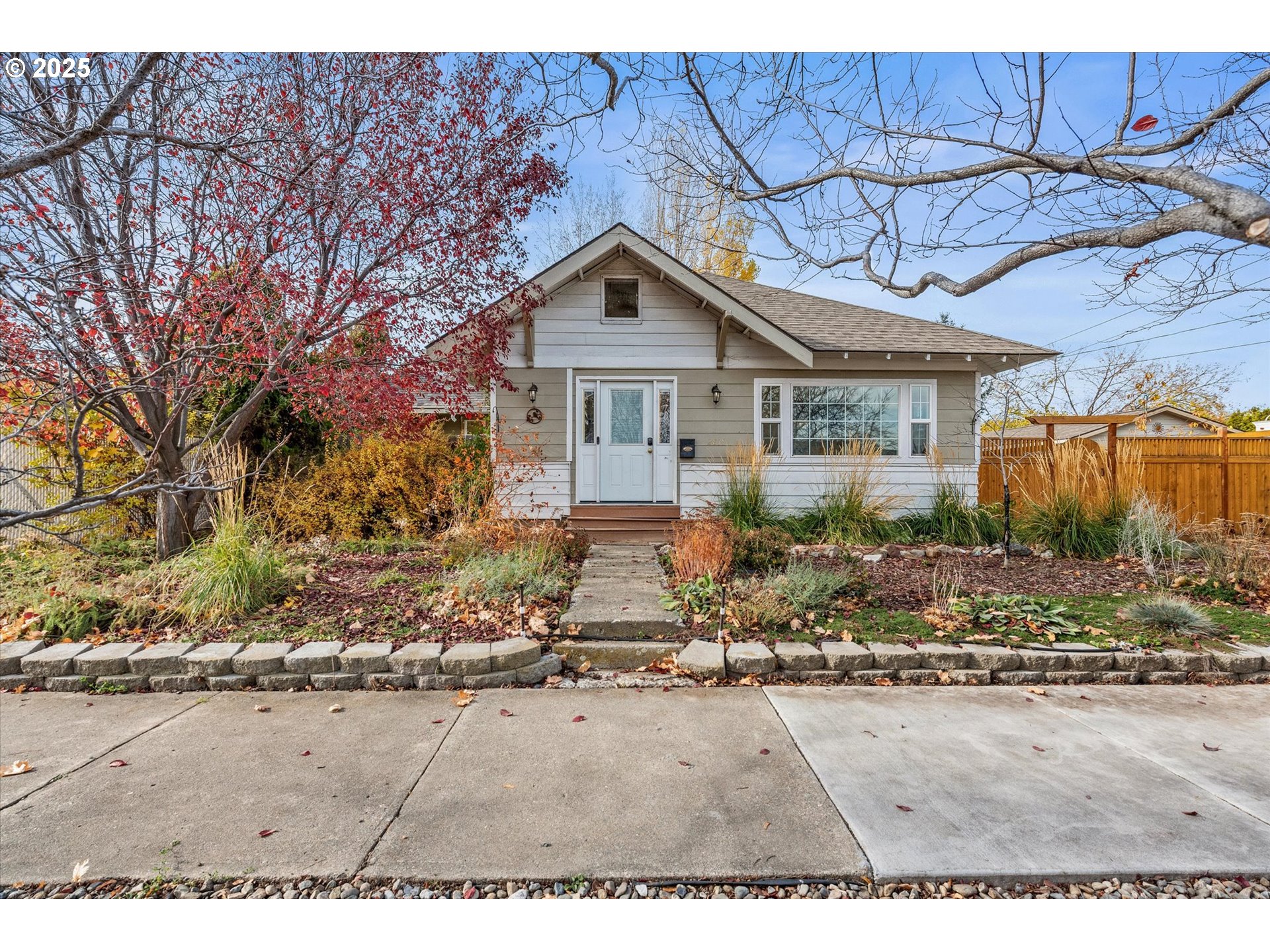 2819 COLLEGE ST Property Photo 1