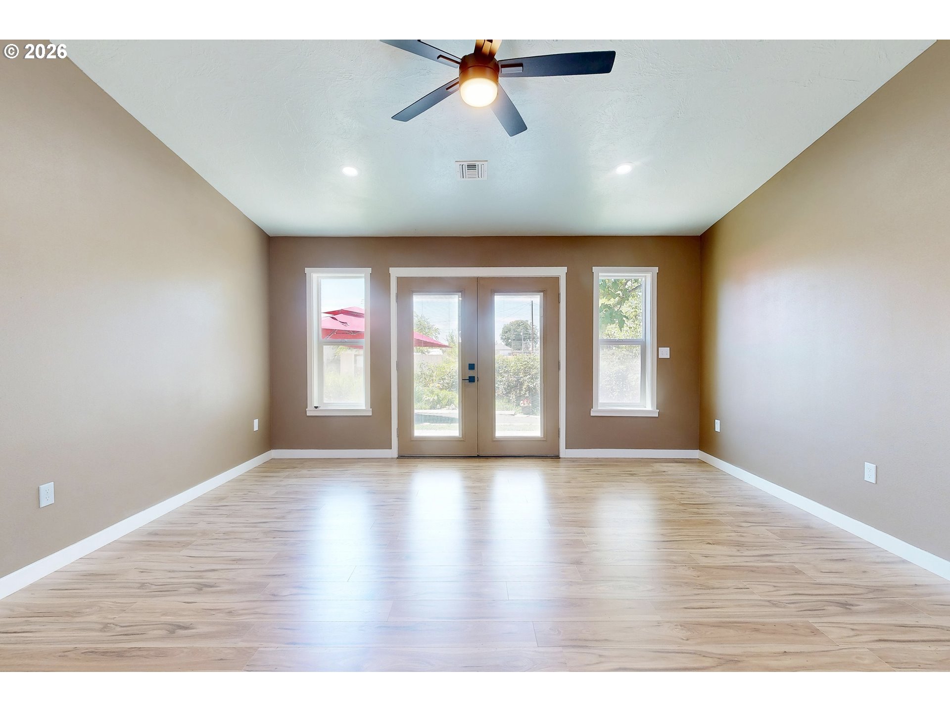 905 Cowl St Property Photo 2