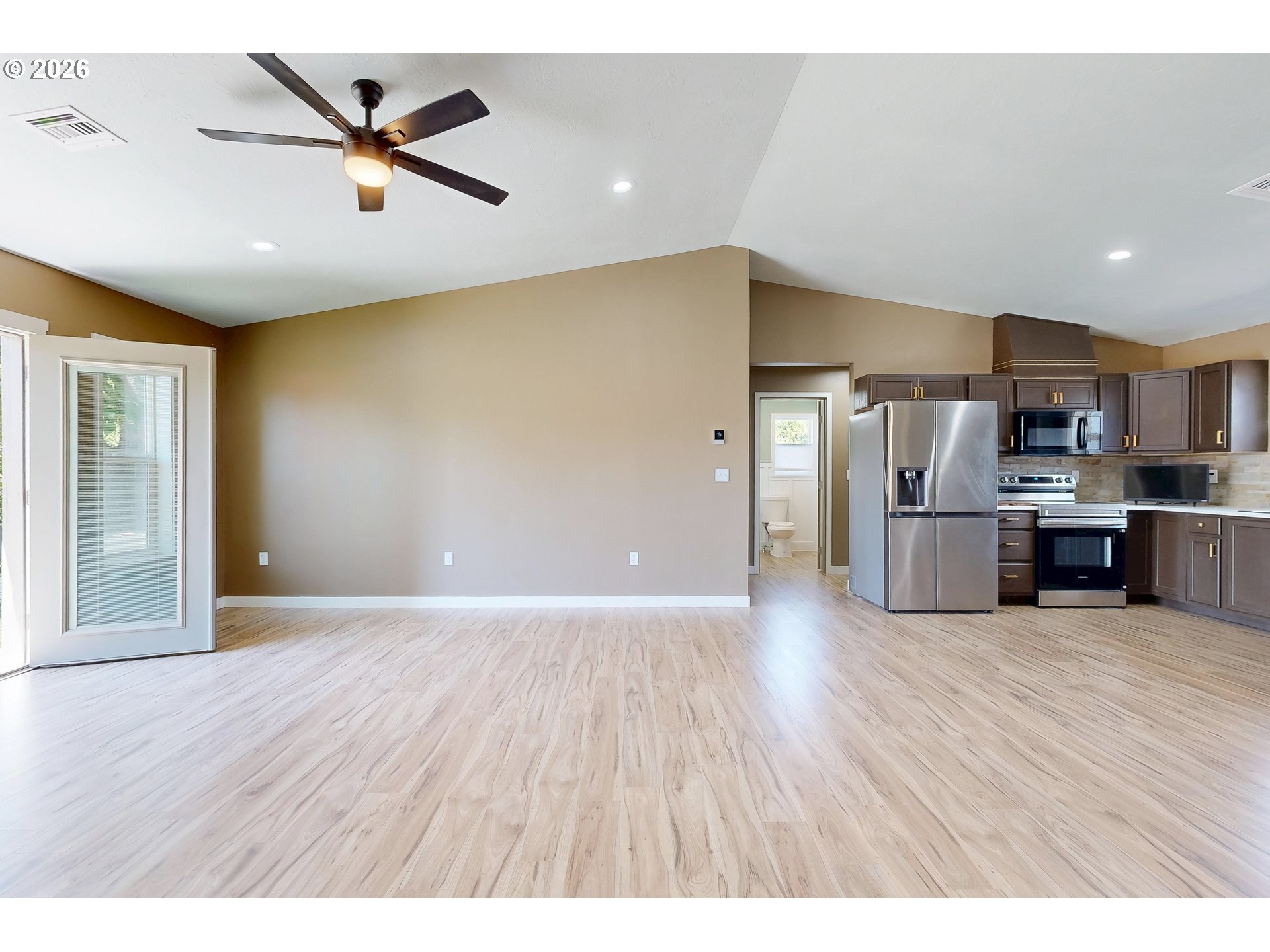 905 Cowl St Property Photo 5