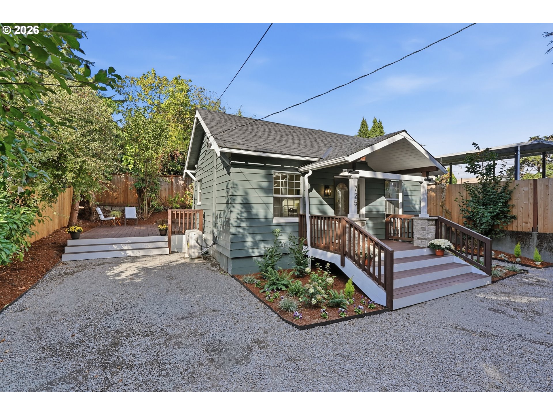 725 SW TAYLORS FERRY RD Property Photo 1