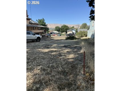 615 E 10th St Property Photo 11