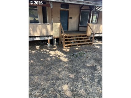 615 E 10th St Property Photo 17