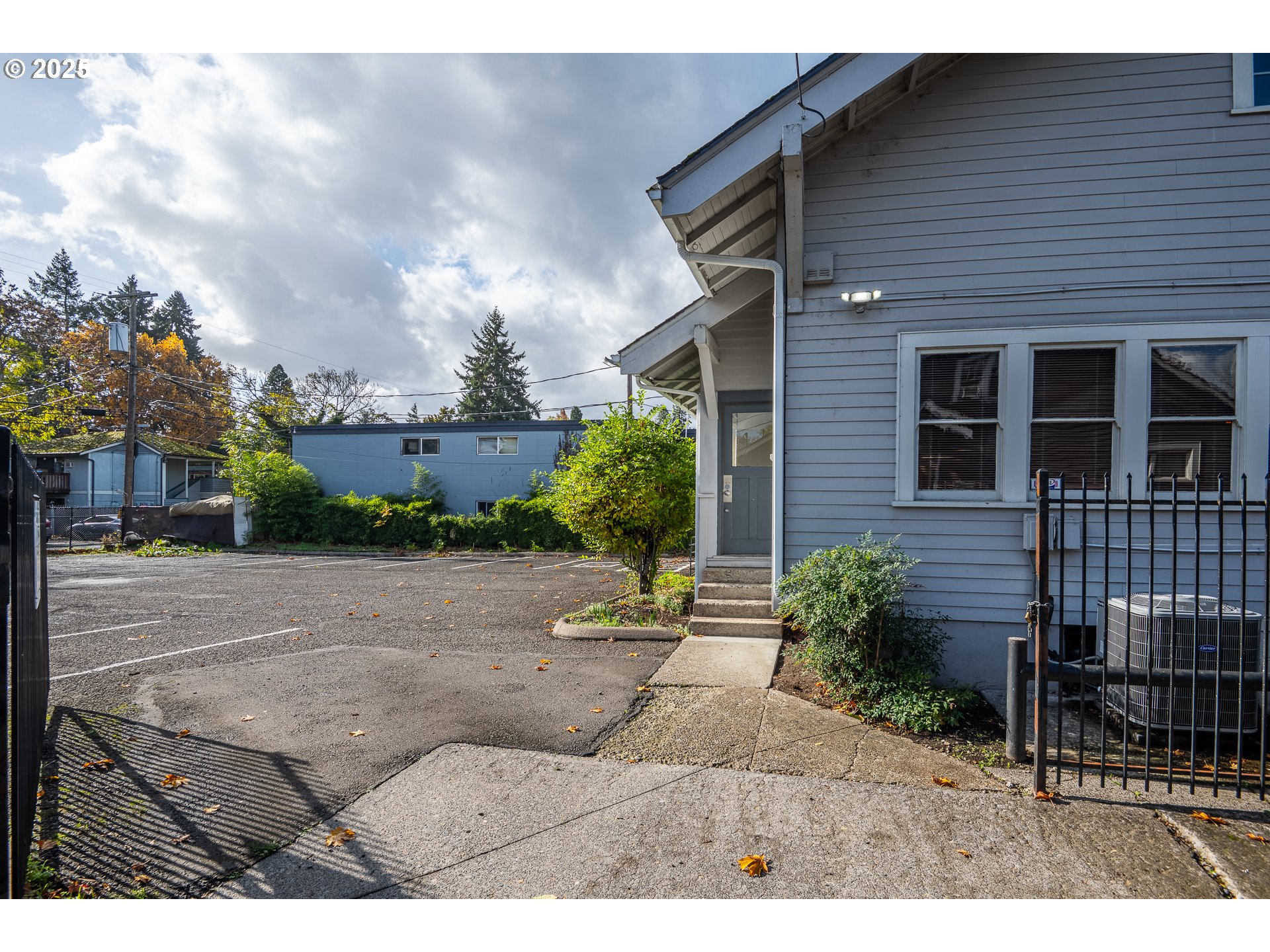 990 W 7th Ave Property Photo 38