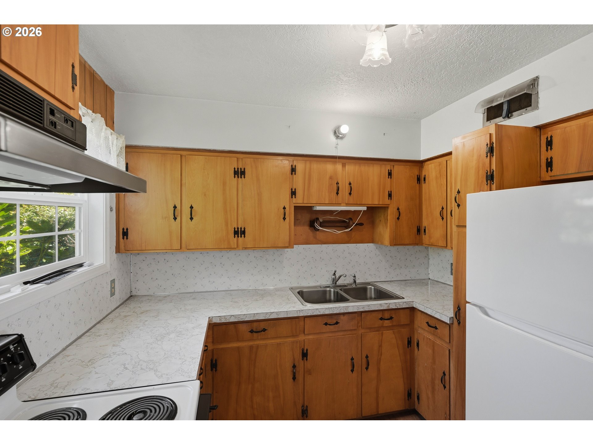 1669 Johnson St Property Photo 11