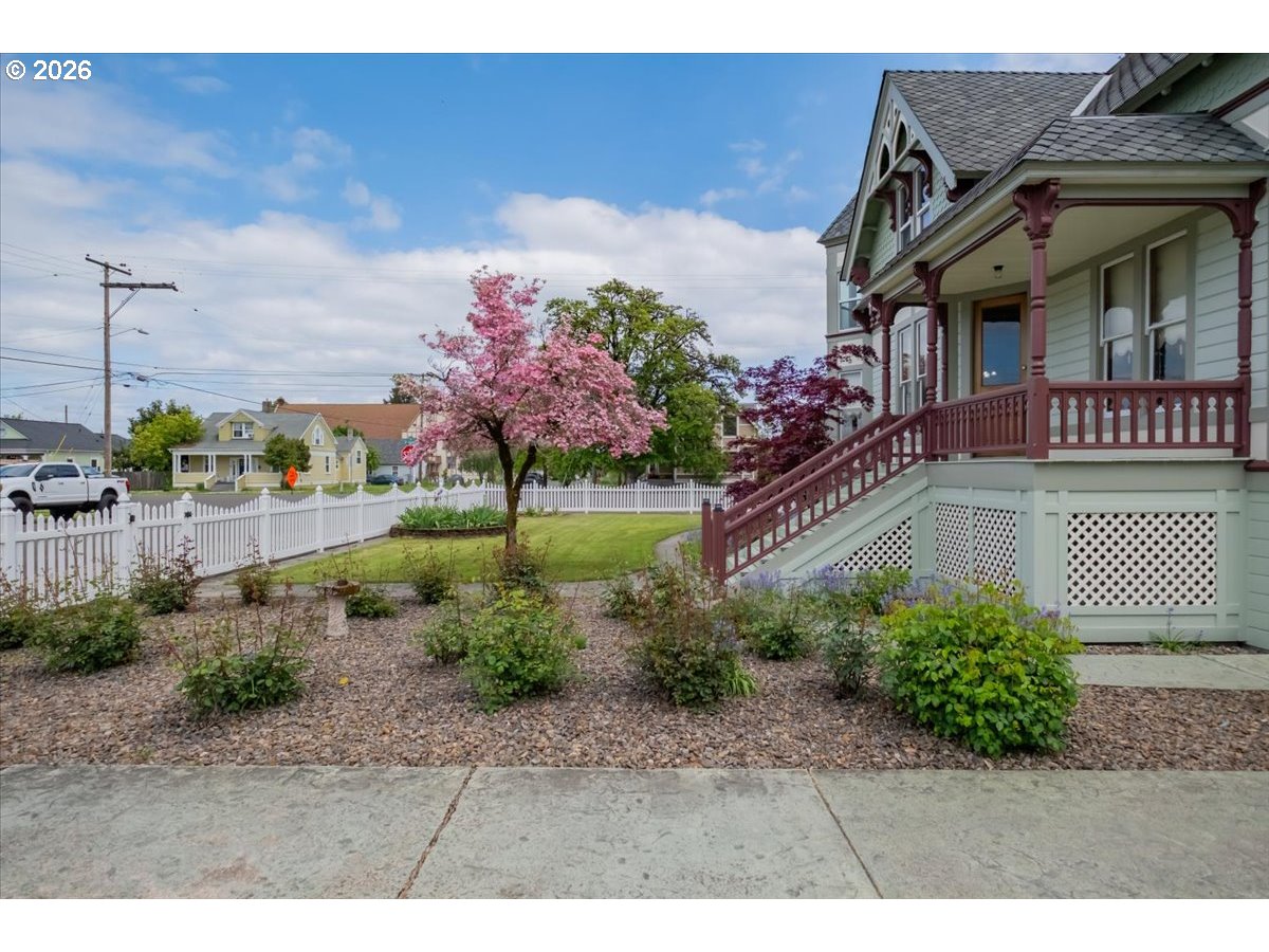 1121 Main St Property Photo 3