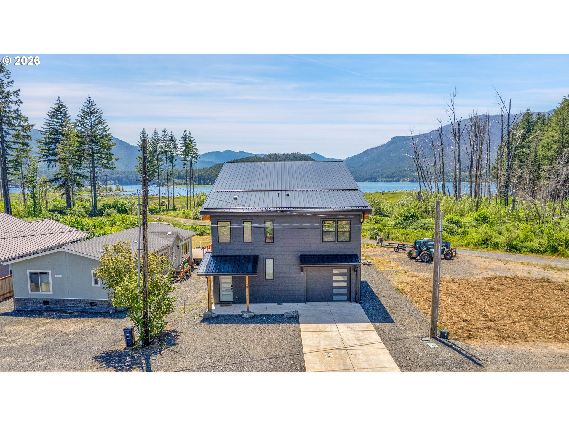 360 W Santiam Ave Property Photo 1