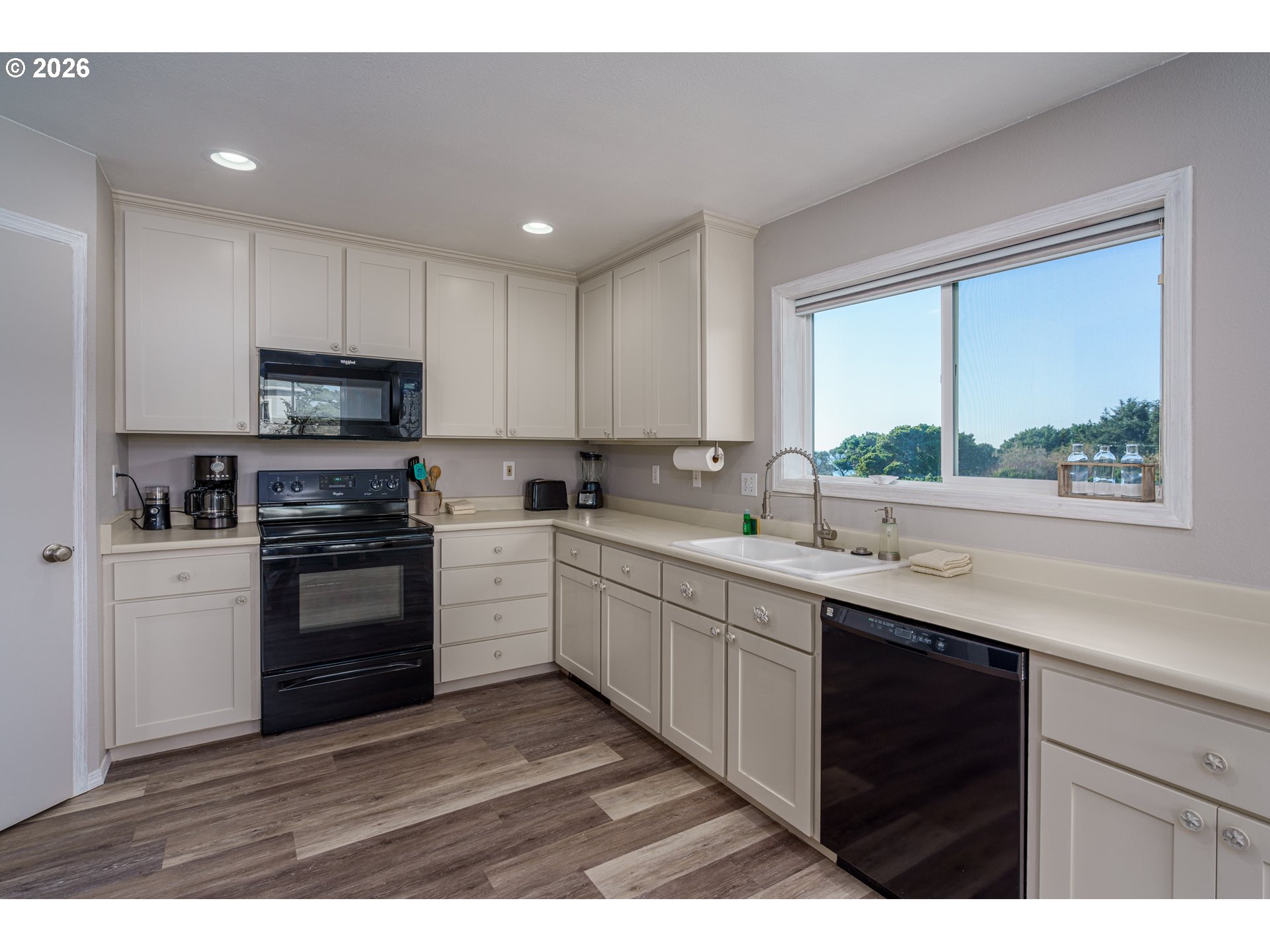 2131 Beach Loop Drive Property Photo 13
