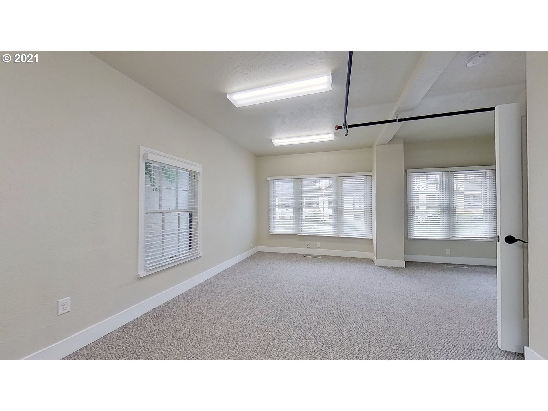 998 Ferry Ln Property Photo 11