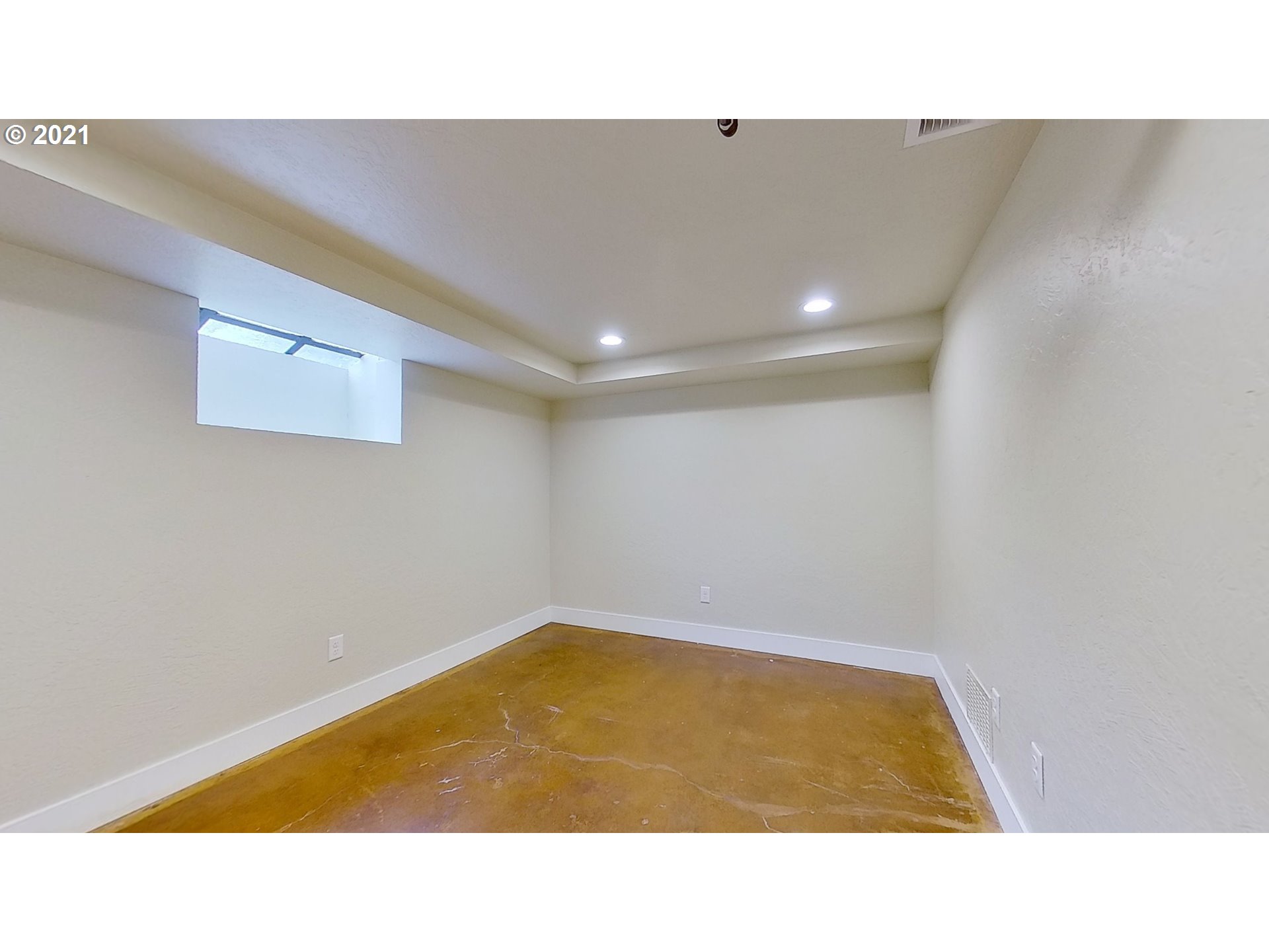 998 Ferry Ln Property Photo 17