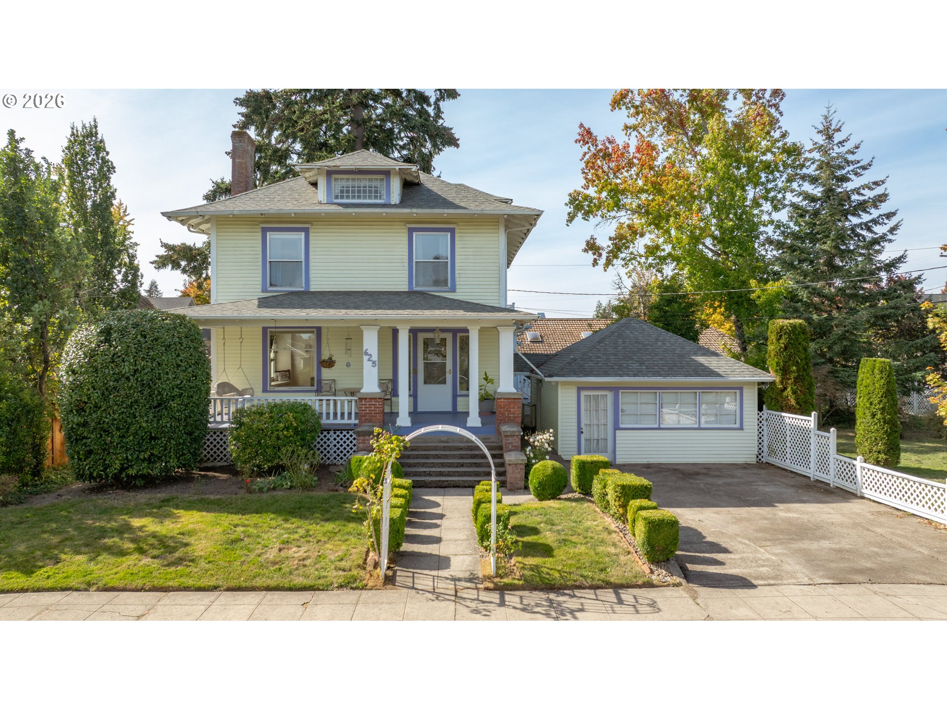 625 Ne Cowls St Property Photo 1