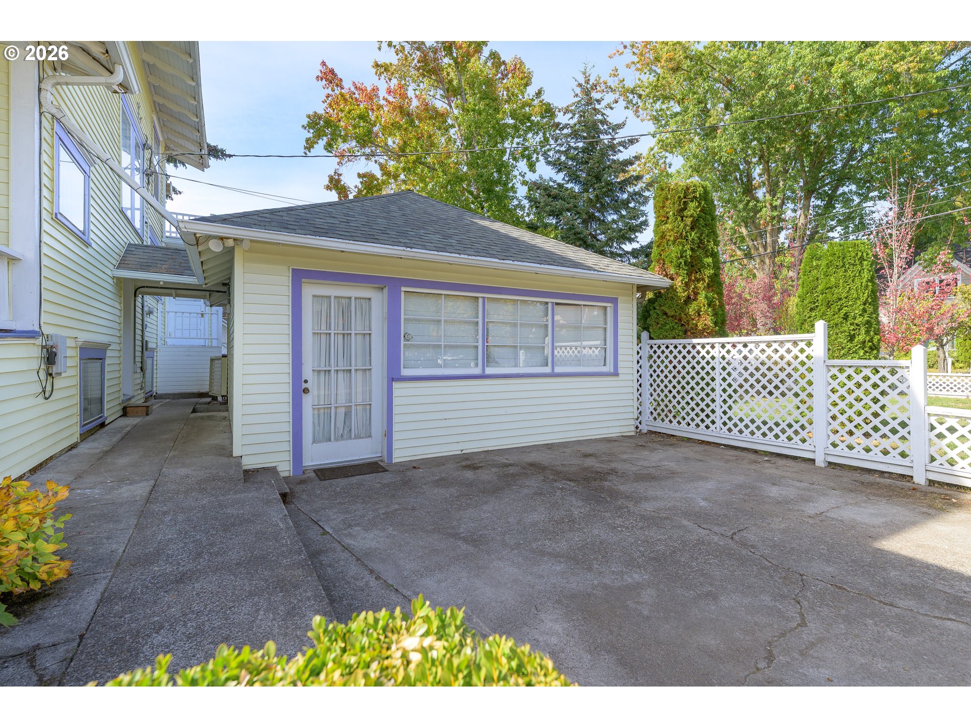 625 Ne Cowls St Property Photo 5