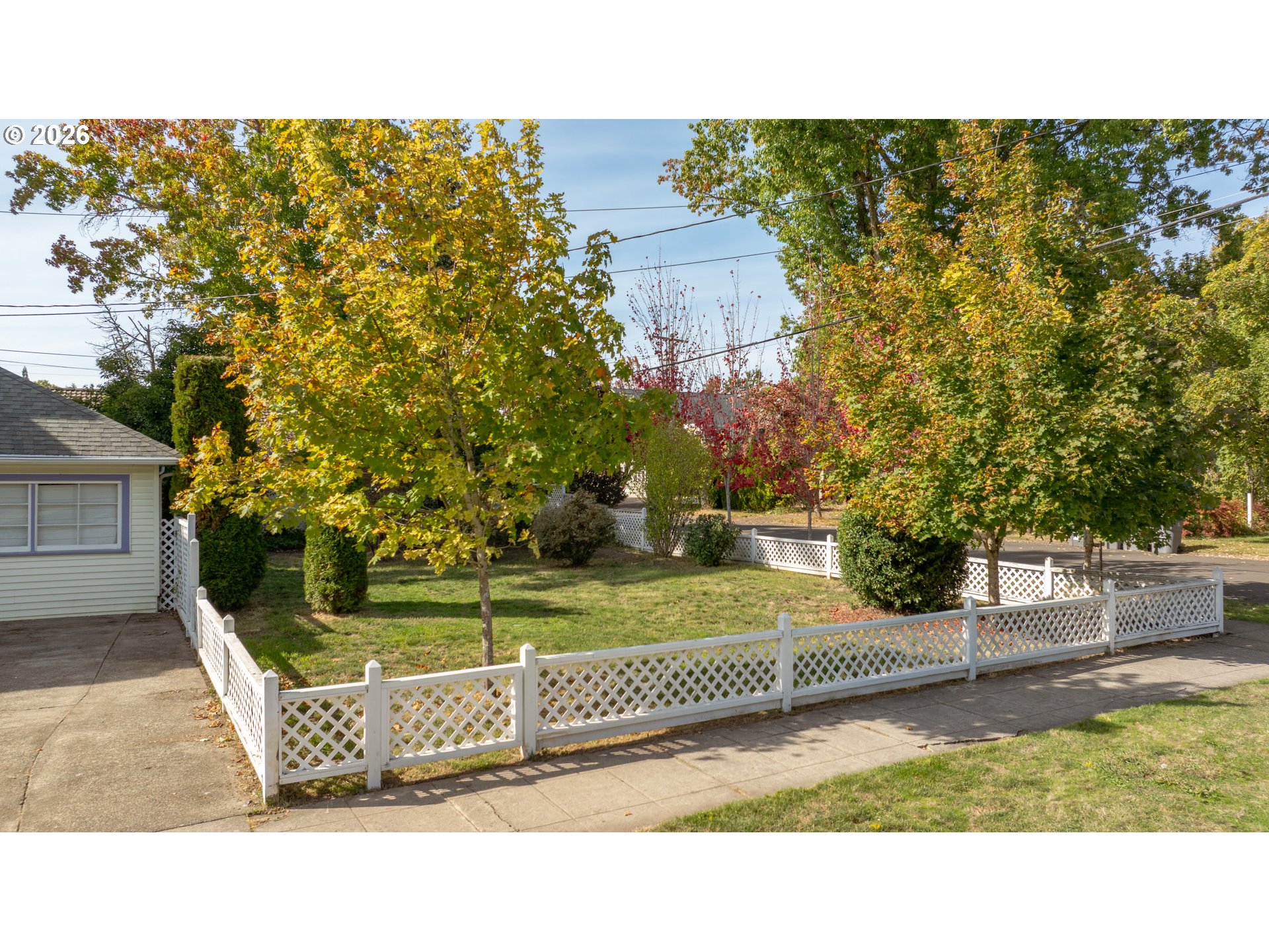 625 Ne Cowls St Property Photo 6