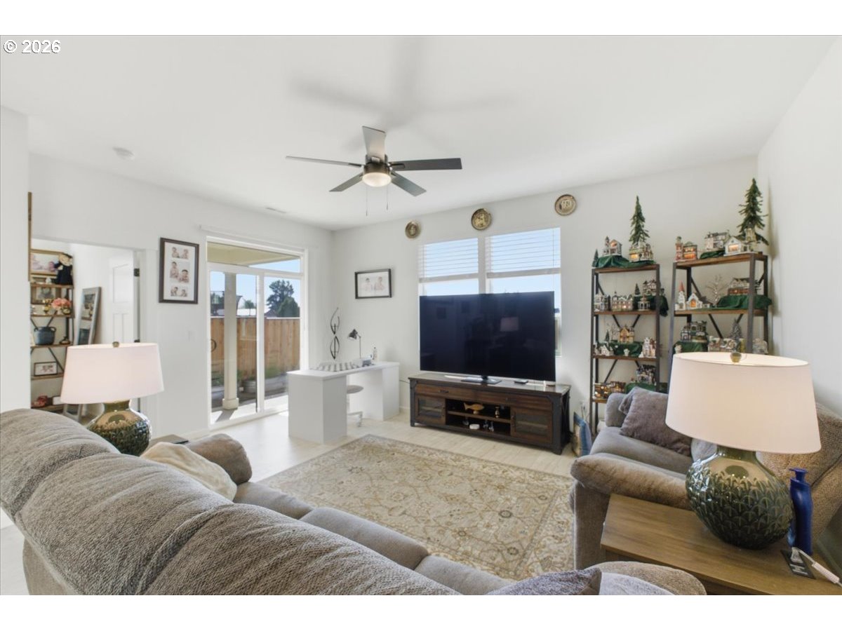 948 Laurel Pl Property Photo 12