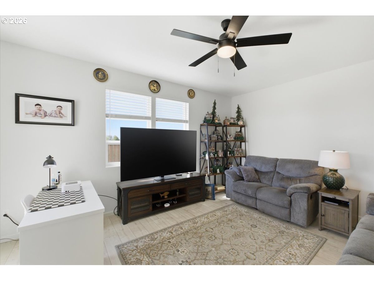 948 Laurel Pl Property Photo 13