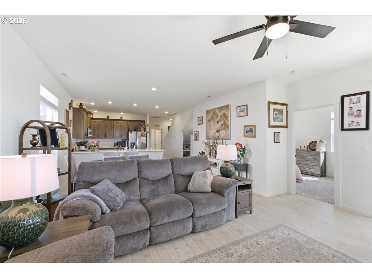 948 Laurel Pl Property Photo 15