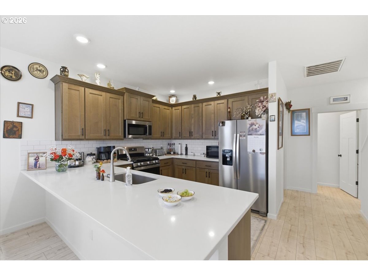 948 Laurel Pl Property Photo 18