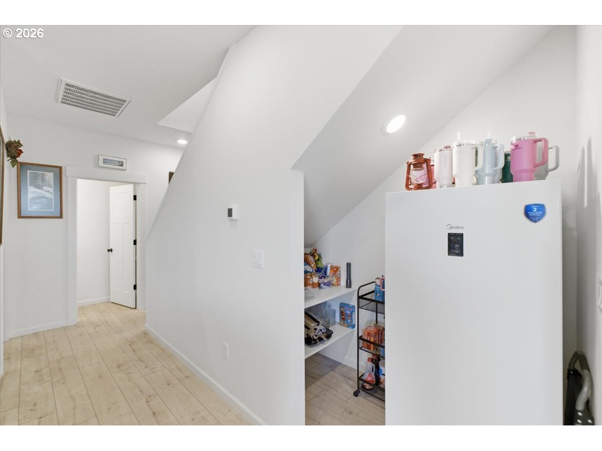 948 Laurel Pl Property Photo 23