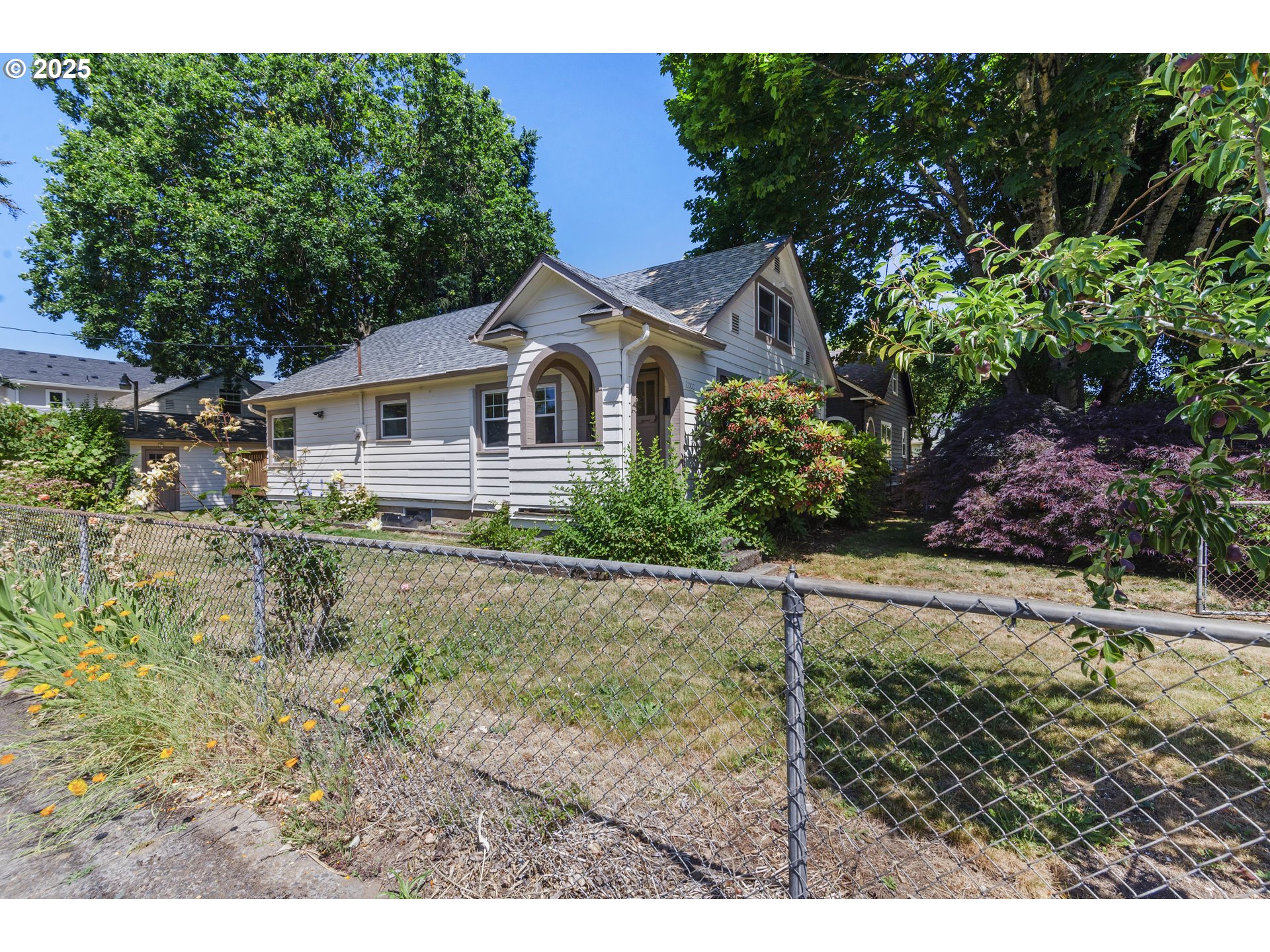 2000 Harney St Property Photo 2