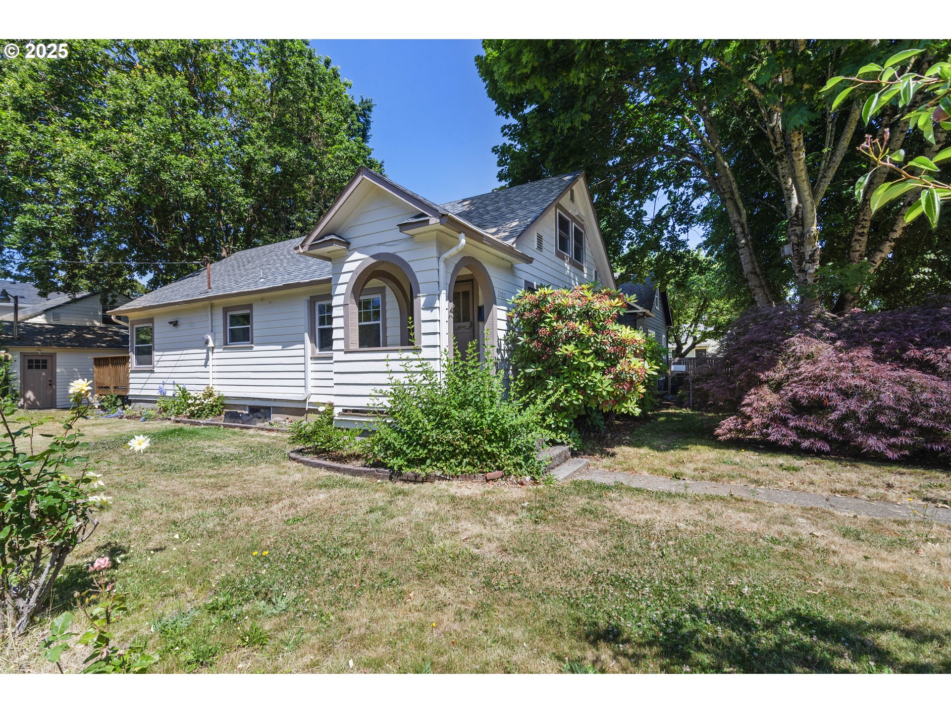 2000 Harney St Property Photo 3