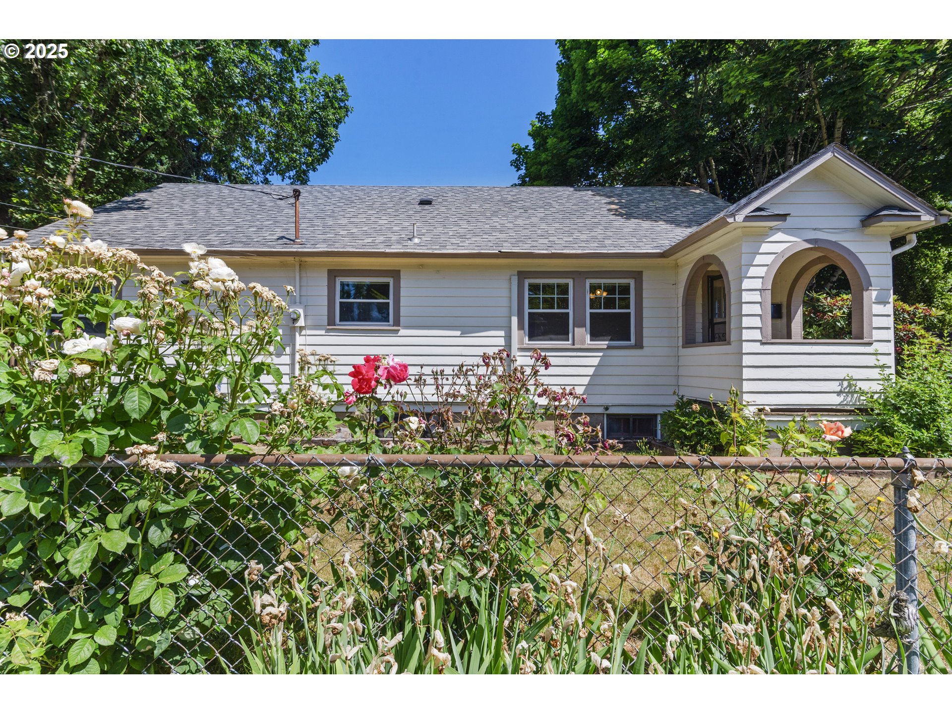 2000 Harney St Property Photo 4