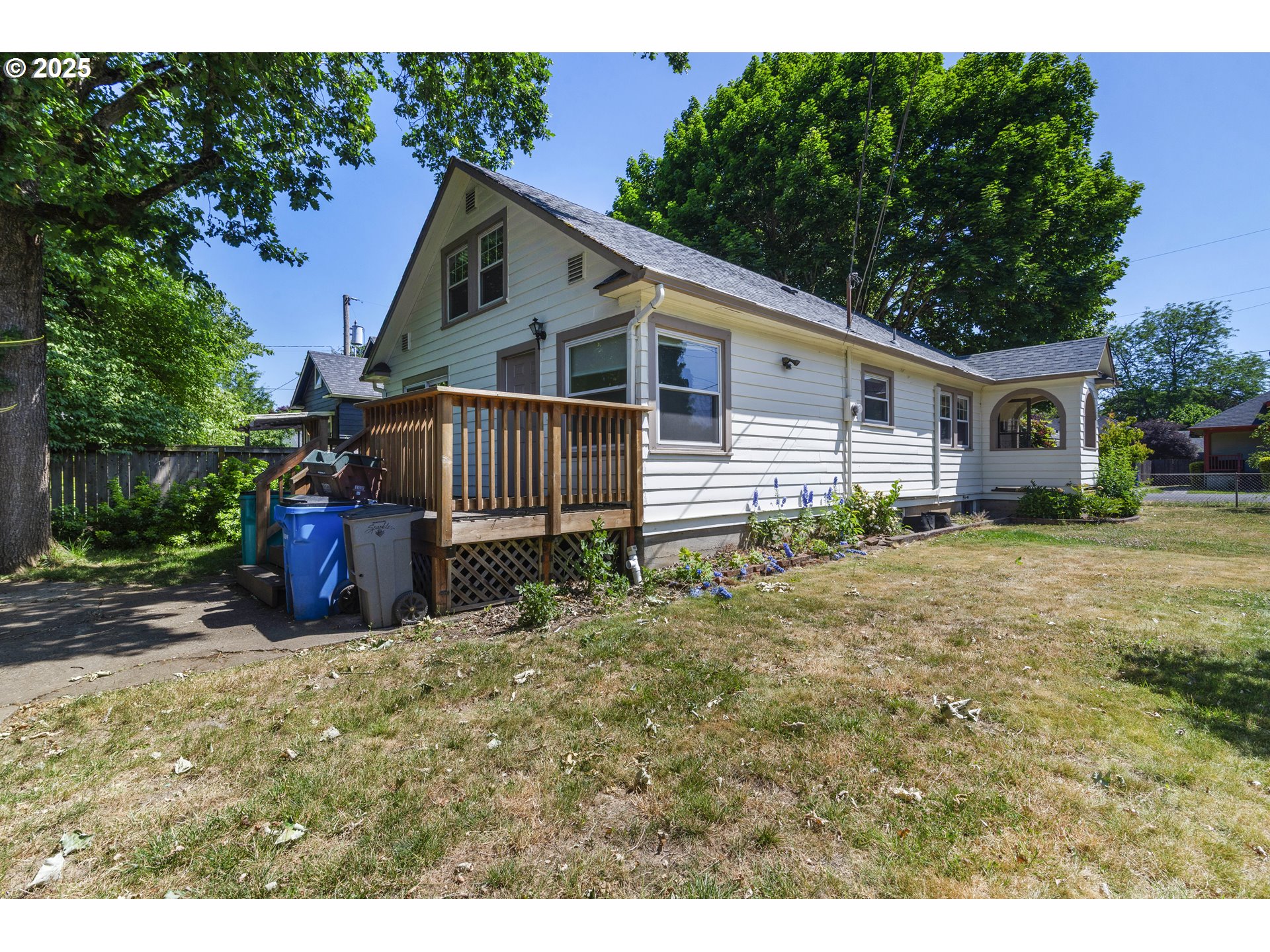 2000 Harney St Property Photo 5