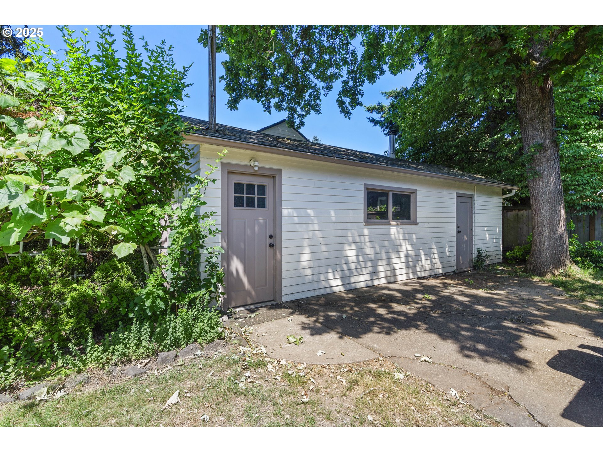 2000 Harney St Property Photo 6