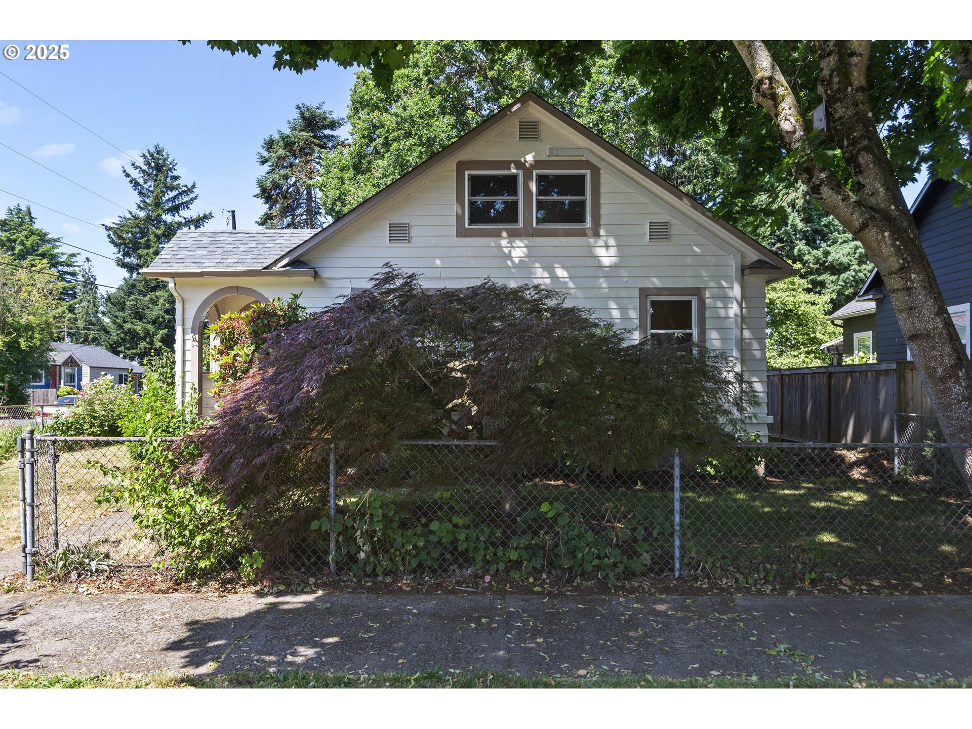 2000 Harney St Property Photo 8