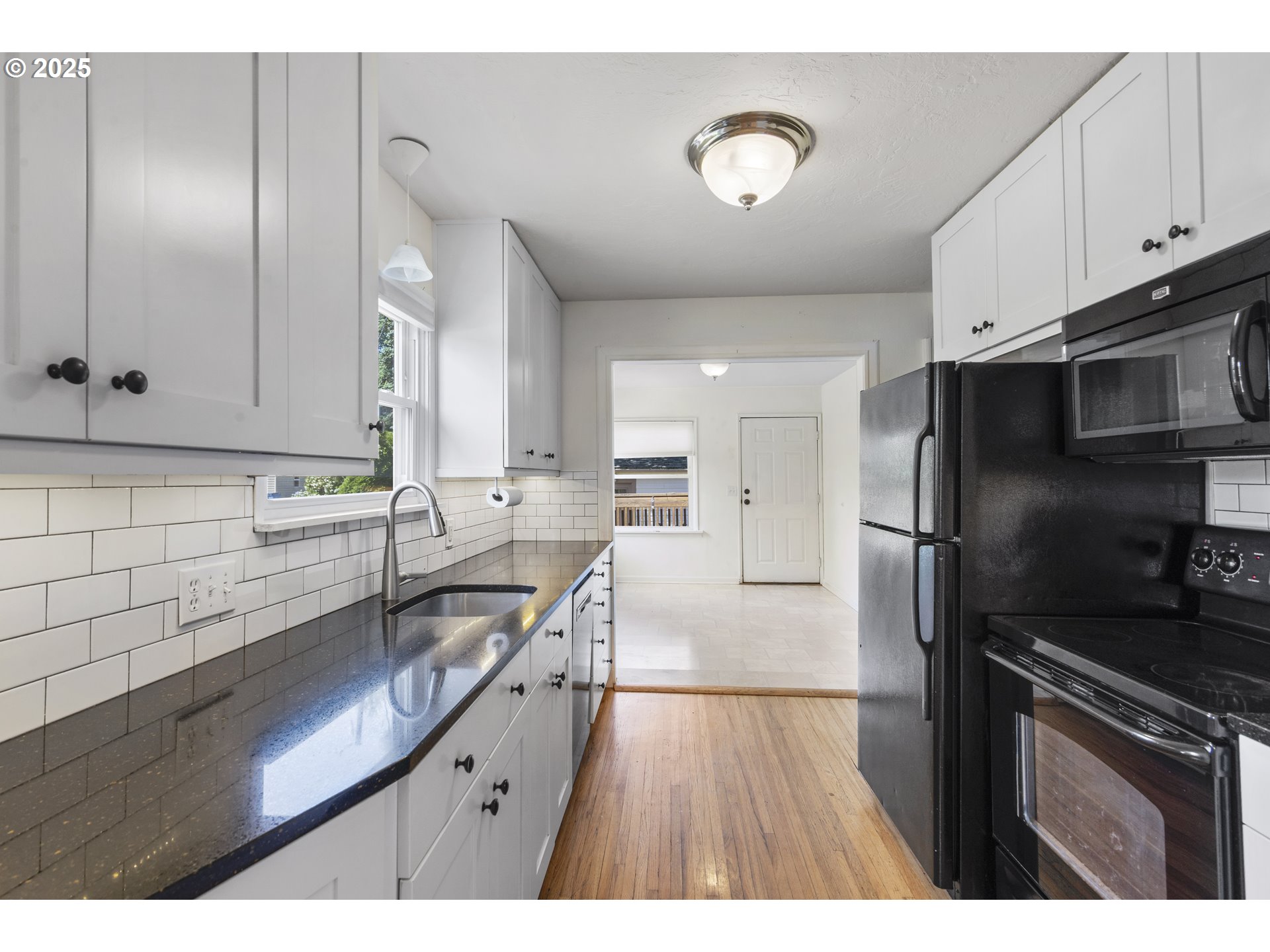 2000 Harney St Property Photo 12