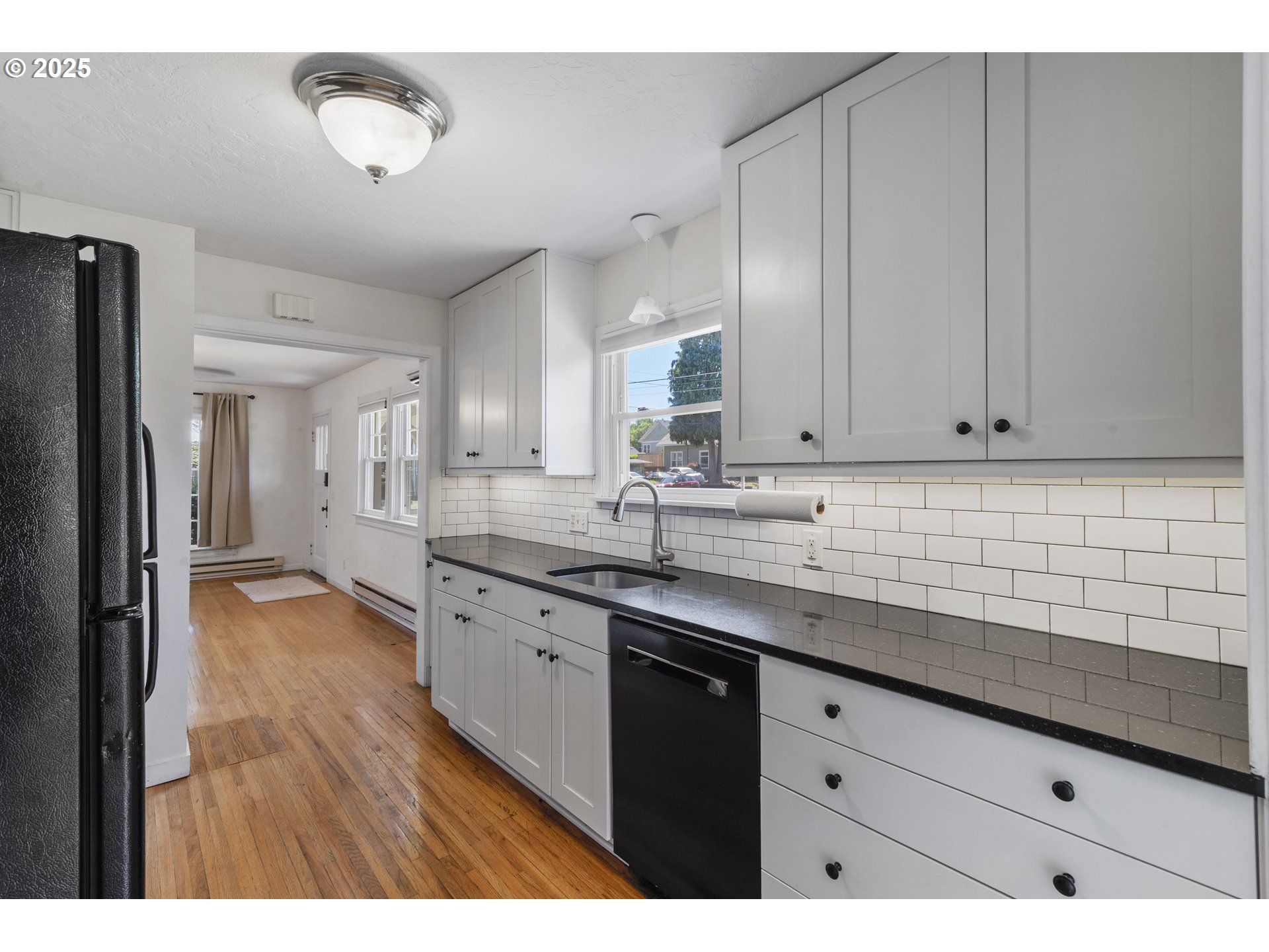 2000 Harney St Property Photo 13