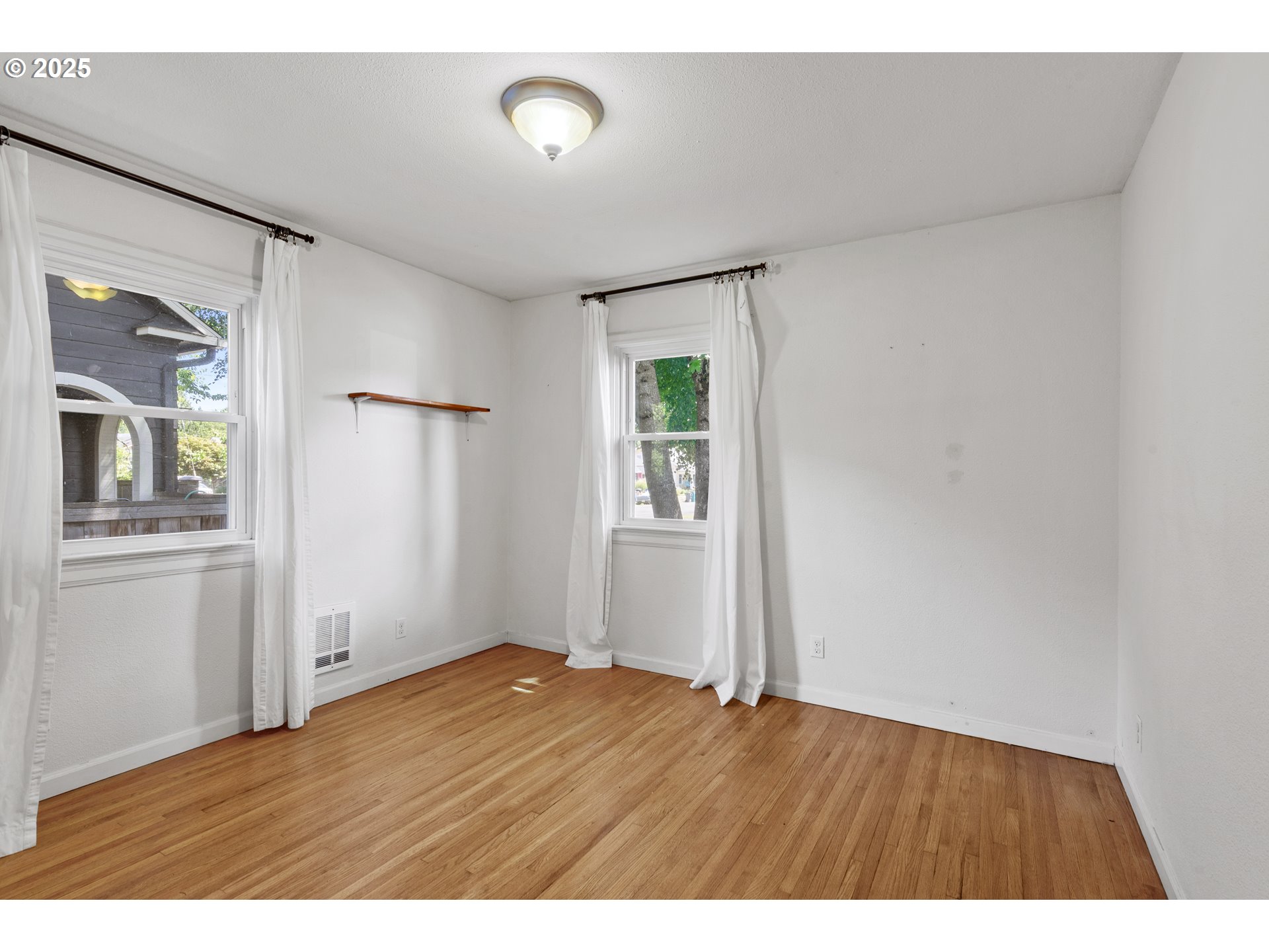 2000 Harney St Property Photo 17