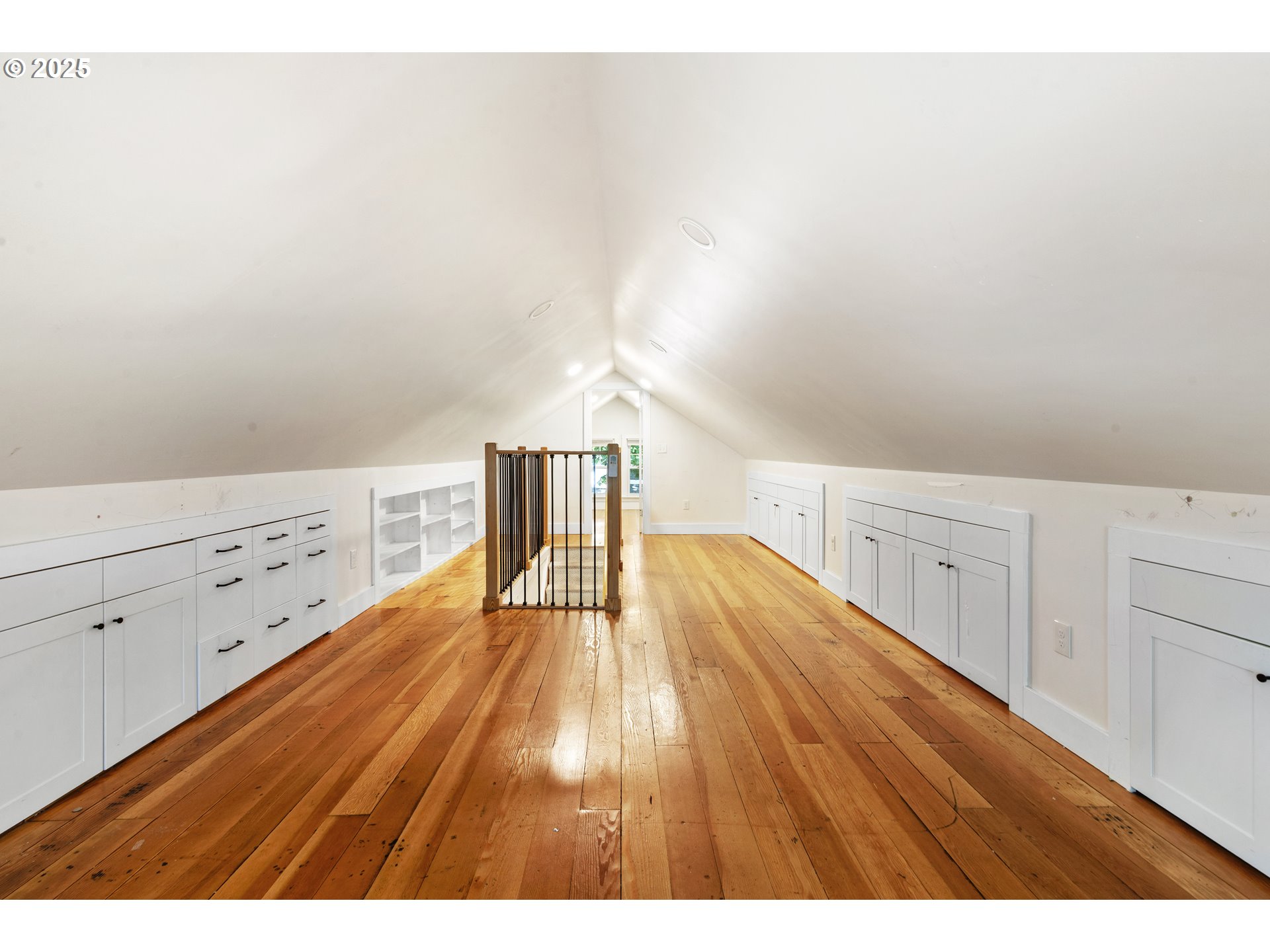 2000 Harney St Property Photo 25