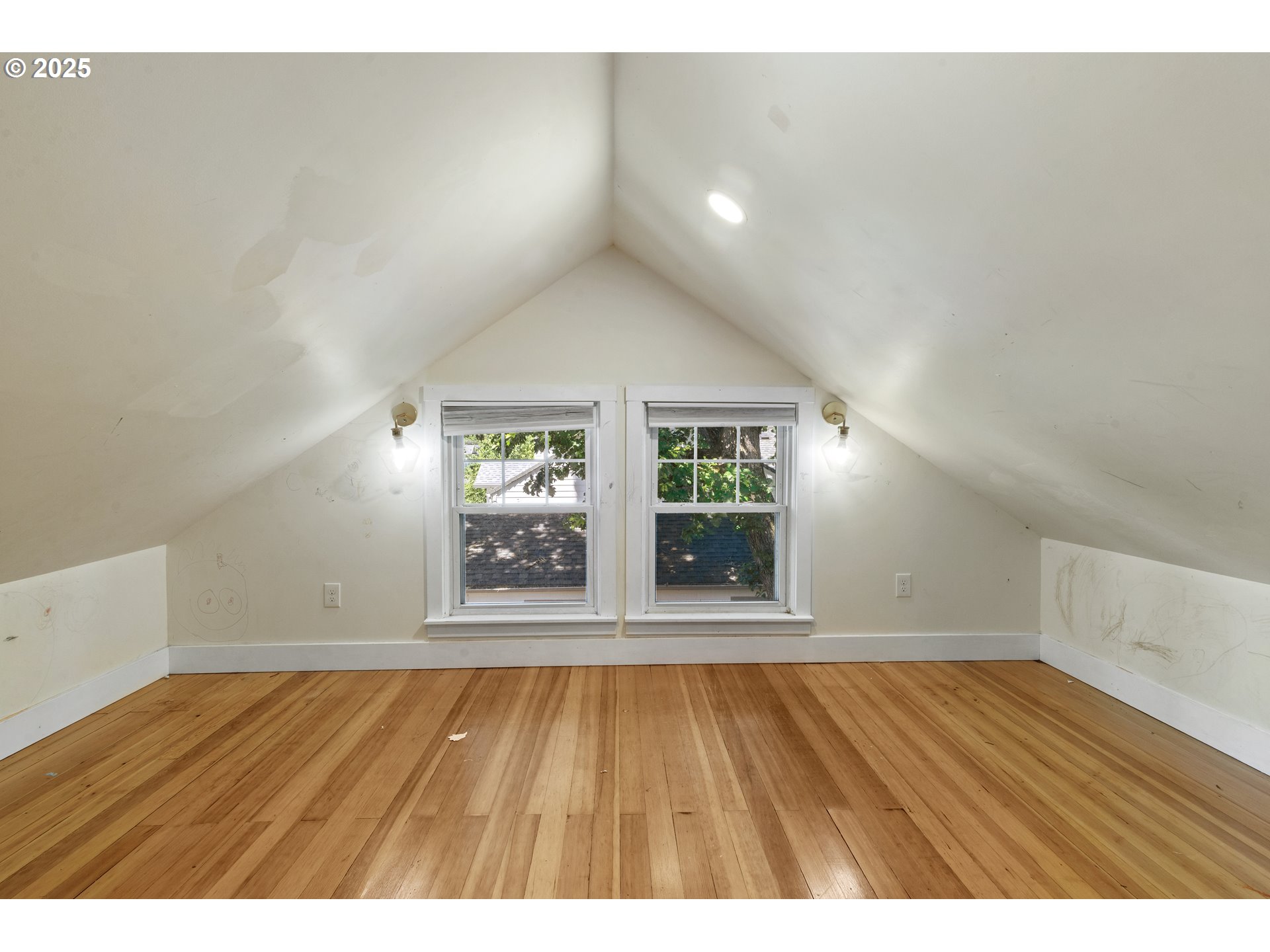 2000 Harney St Property Photo 26