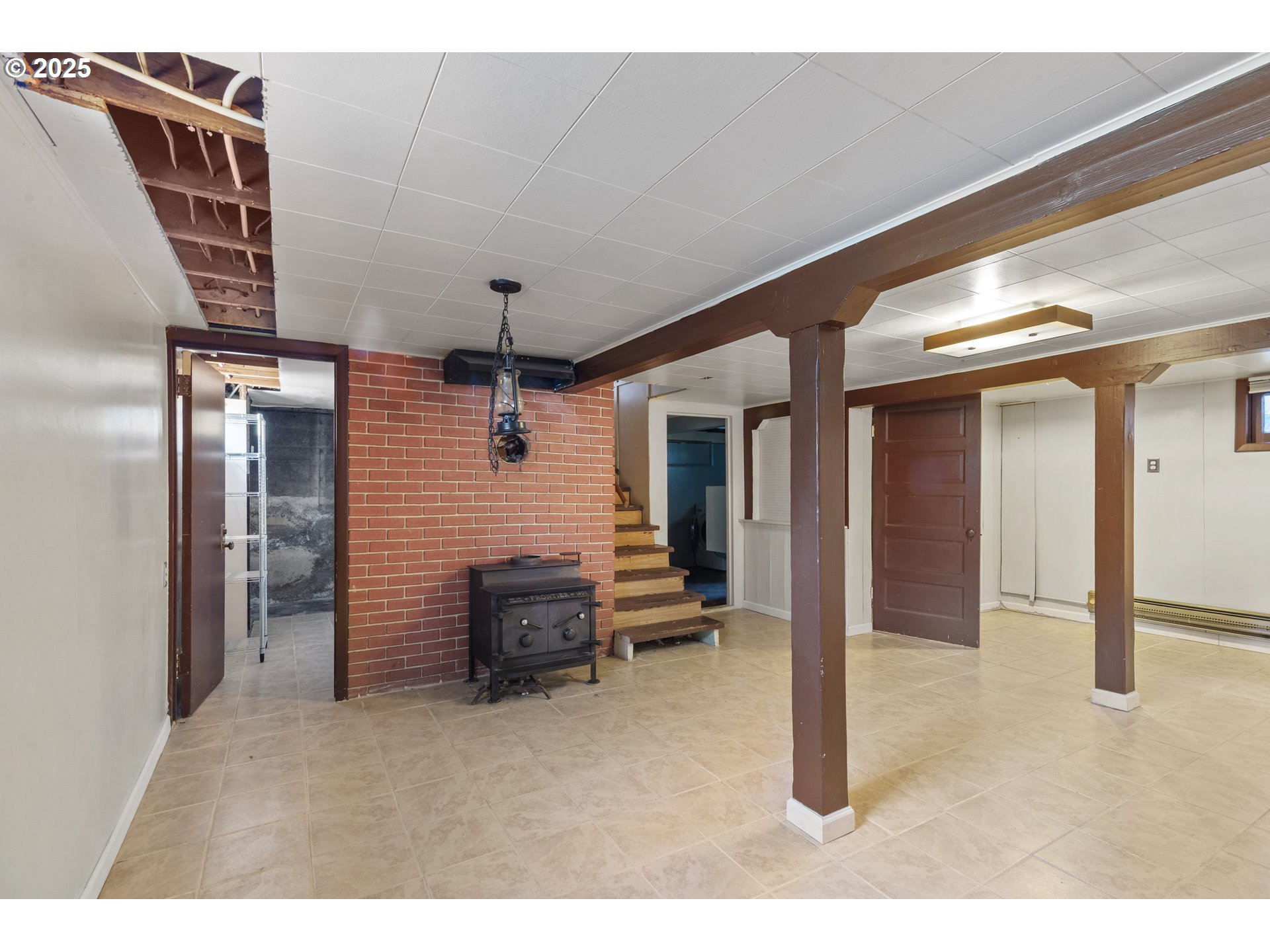 2000 Harney St Property Photo 32