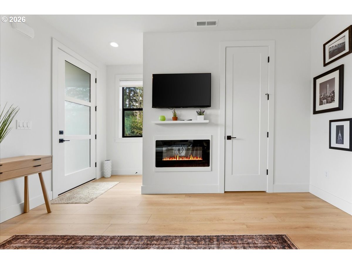 315 E Ave 8 Property Photo 5