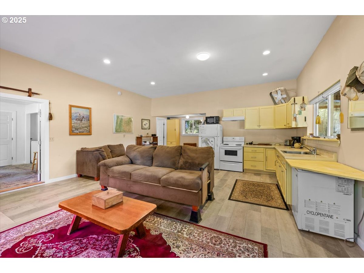 14339 Highway 101 Property Photo 10