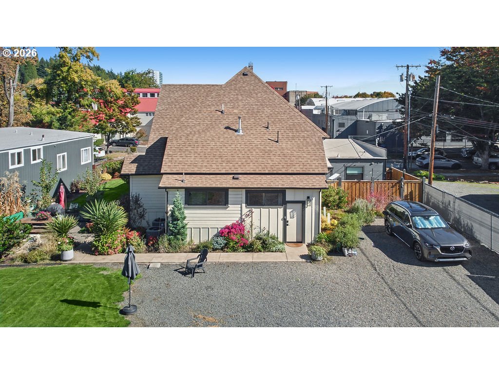 436 Lincoln St Property Photo 3