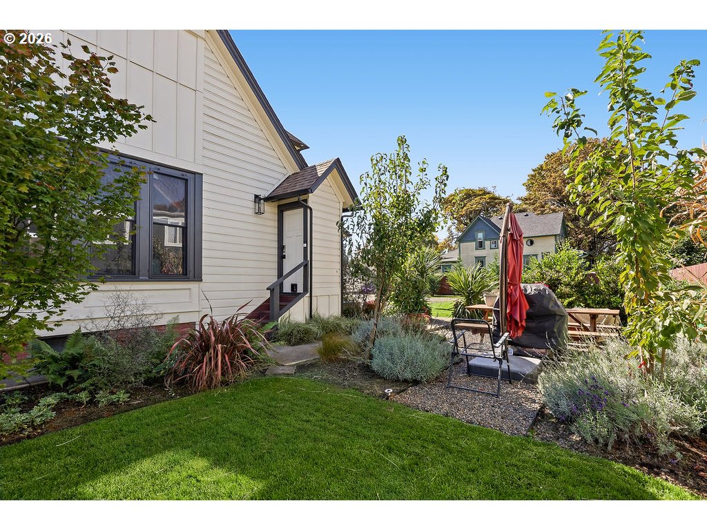 436 Lincoln St Property Photo 4