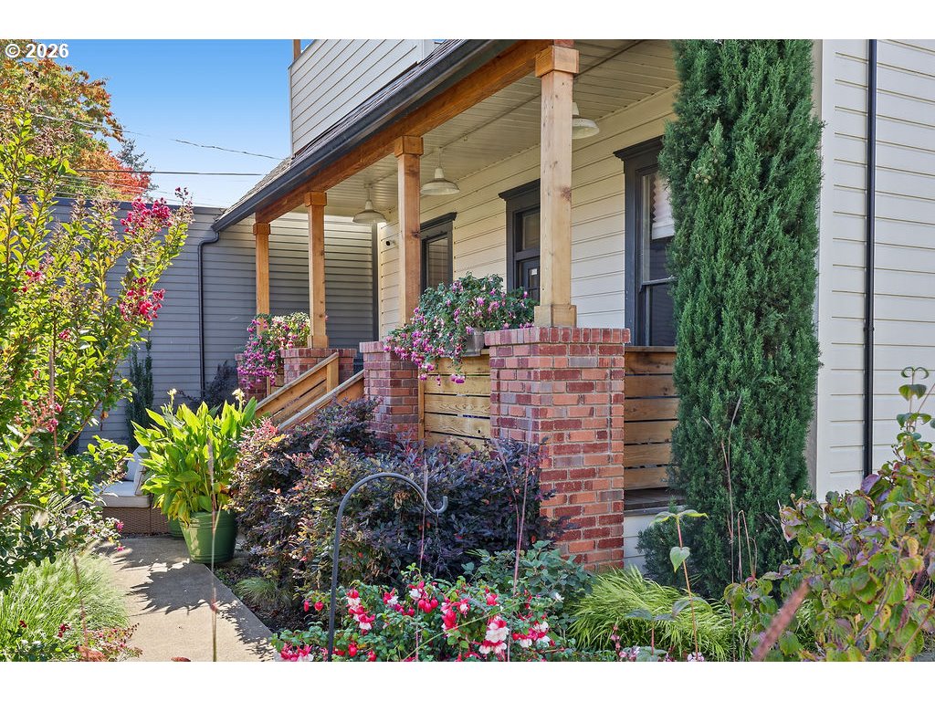 436 Lincoln St Property Photo 5